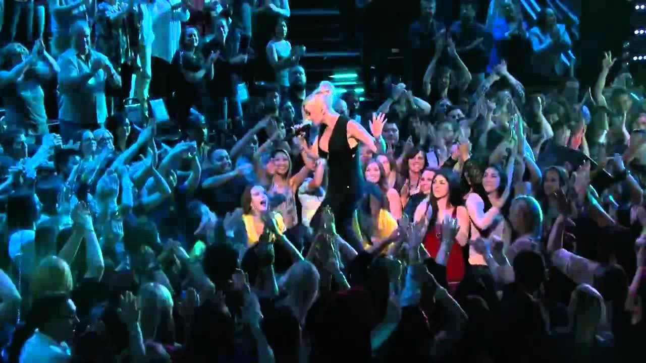 Gwen Stefani and Pharrell Williams Perform 'Hollaback Girl' on The Voice US